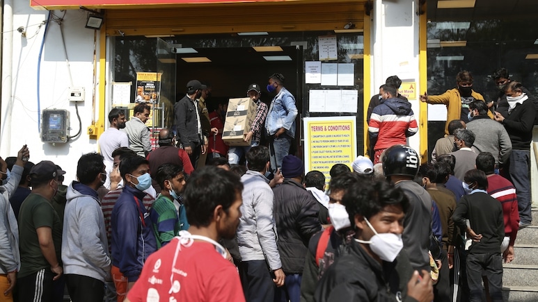 दिल्ली में अब होली पर खुली रहेंगी शराब की दुकानें, ड्राई डे की लिस्ट से बाहर