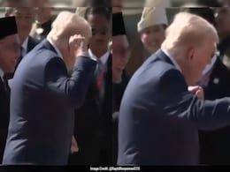 Trump dances With Malaysian Performers, Internet Praises His Energetic Moves Trump dances With Malaysian Performers, Internet Praises His Energetic Moves
