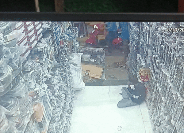 अचानक आग और फिर चारों तरफ धुआं-धुआं.. कानपुर स्कूटी ब्लास्ट का CCTV फुटेज देखिए अचानक आग और फिर चारों तरफ धुआं-धुआं.. कानपुर स्कूटी ब्लास्ट का CCTV फुटेज देखिए
