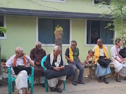 Diwali 2025: दीवाली पर दिखा भावुक करने वाला मंजर, आशा निकेतन में रह रहे बुजुर्गों की सामने आई दर्दनाक कहानी Diwali 2025: दीवाली पर दिखा भावुक करने वाला मंजर, आशा निकेतन में रह रहे बुजुर्गों की सामने आई दर्दनाक कहानी