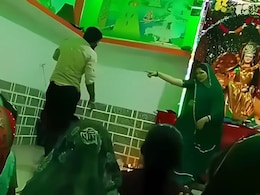 Heart Attack VIDEO: नाचता नाचता कोसळली, नवऱ्यासमोरच नवविवाहितेने सोडला जीव; मन सुन्न करणारा व्हिडीओ Heart Attack VIDEO: नाचता नाचता कोसळली, नवऱ्यासमोरच नवविवाहितेने सोडला जीव; मन सुन्न करणारा व्हिडीओ