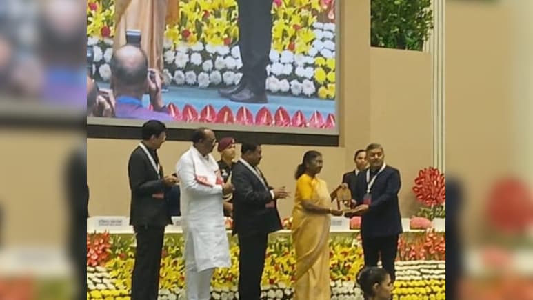 देशभर में शिवपुरी बना नंबर वन, राष्ट्रपति ने कलेक्टर को किया सम्मानित, इस योजना के लिए किया है बेहतर काम देशभर में शिवपुरी बना नंबर वन, राष्ट्रपति ने कलेक्टर को किया सम्मानित, इस योजना के लिए किया है बेहतर काम