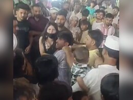 यूपी: मेले में लड़की को छेड़ना पड़ा महंगा, आरोपी को 10 सेकंड में पड़े 11 थप्पड़, वीडियो वायरल