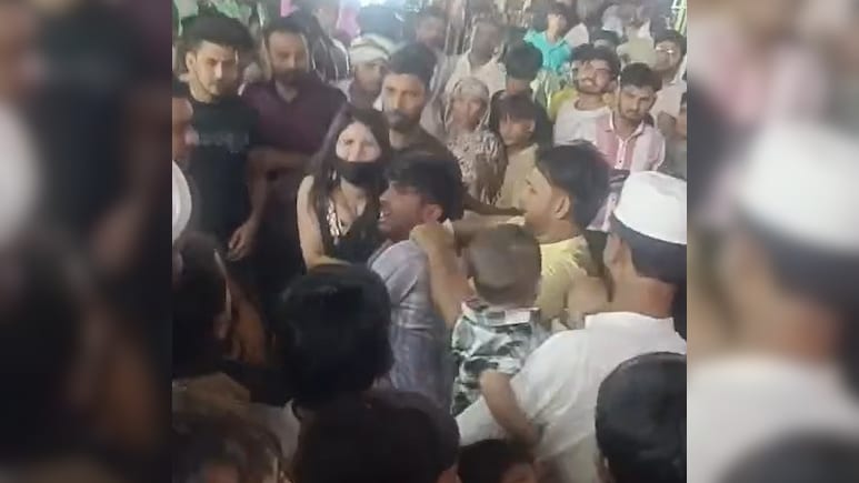 यूपी: मेले में लड़की को छेड़ना पड़ा महंगा, आरोपी को 10 सेकंड में पड़े 11 थप्पड़, वीडियो वायरल