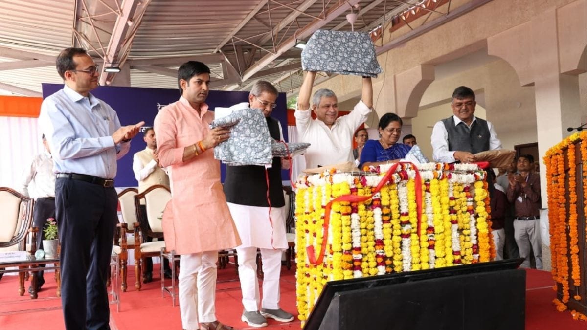 रेलवे ने ट्रेनों में शुरू की कंबल कवर की सुविधा रेलवे ने ट्रेनों में शुरू की कंबल कवर की सुविधा