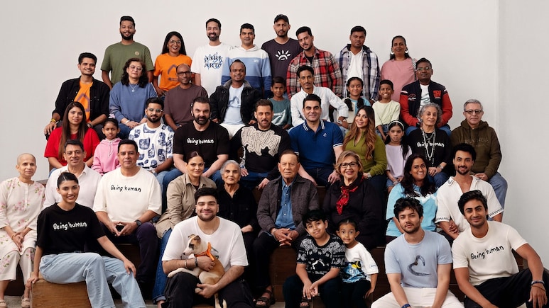 In Salman Khan's Rare Family Photo, Salim Khan Poses With Wives Salma Khan And Helen In Salman Khan's Rare Family Photo, Salim Khan Poses With Wives Salma Khan And Helen