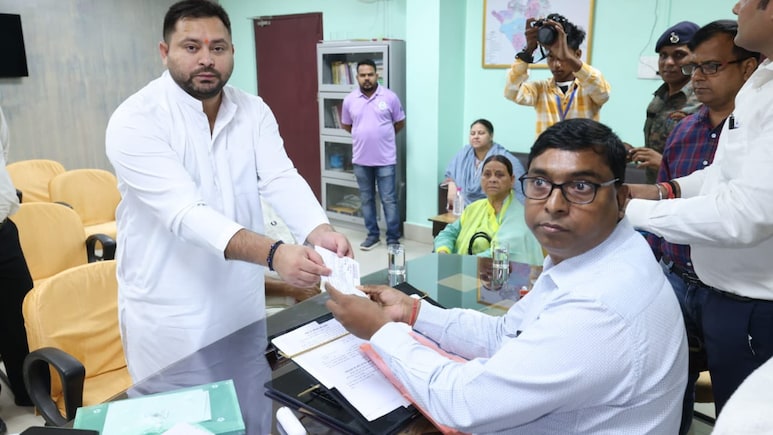 इटली की पिस्‍टल के शौकीन तेजस्‍वी करोड़ों के मालिक... हलफनामे से पता चला कुल कितनी दौलत के हैं मालिक 