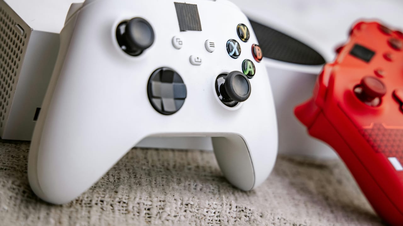 Explore the best deals on gaming controllers, from Zebronics,EvoFox and more,with Amazon.