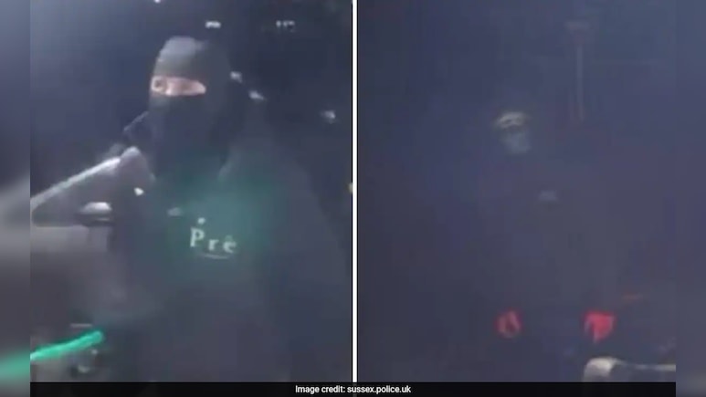 इंग्लैंड की मस्जिद में लगाई आग, धू-धू कर जलने का CCTV सामने आया, नकाबपोश हमलावर कैमरे में कैद