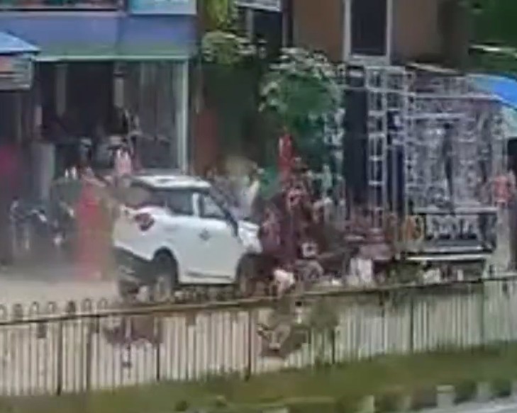 प्रयागराज: दुर्गा पूजा विसर्जन के जुलूस में चल रहे लोगों को कार ने रौंदा, कई घायल