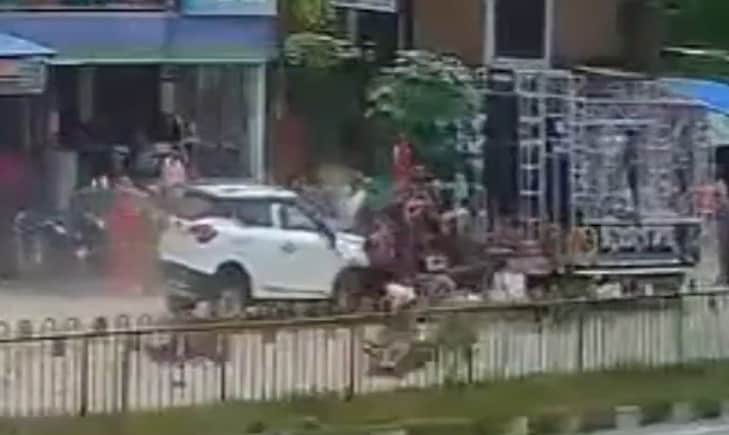 प्रयागराज: दुर्गा पूजा विसर्जन के जुलूस में चल रहे लोगों को कार ने रौंदा, कई घायल प्रयागराज: दुर्गा पूजा विसर्जन के जुलूस में चल रहे लोगों को कार ने रौंदा, कई घायल
