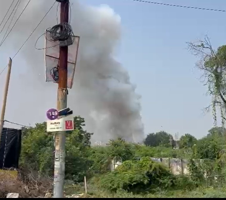 यूपी के फतेहपुर में सिगरेट से निकली चिंगारी ने पटाखों के बाजार किया खाक, आग से 3 करोड़ से अधिक का नुकसान 
