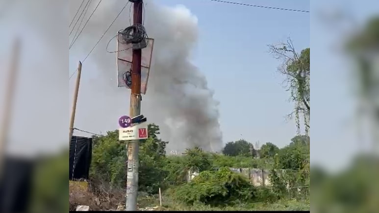 यूपी के फतेहपुर में सिगरेट से निकली चिंगारी ने पटाखों के बाजार किया खाक, आग से 3 करोड़ से अधिक का नुकसान यूपी के फतेहपुर में सिगरेट से निकली चिंगारी ने पटाखों के बाजार किया खाक, आग से 3 करोड़ से अधिक का नुकसान