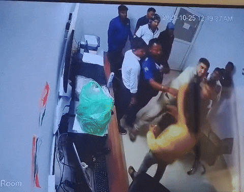 Rajasthan: पुलिसवाले की दबंगई, टोलकर्मियों को धमकाकर शराब के लिए मांगे पैसे, नहीं दिए तो जमकर की मारपीट Rajasthan: पुलिसवाले की दबंगई, टोलकर्मियों को धमकाकर शराब के लिए मांगे पैसे, नहीं दिए तो जमकर की मारपीट