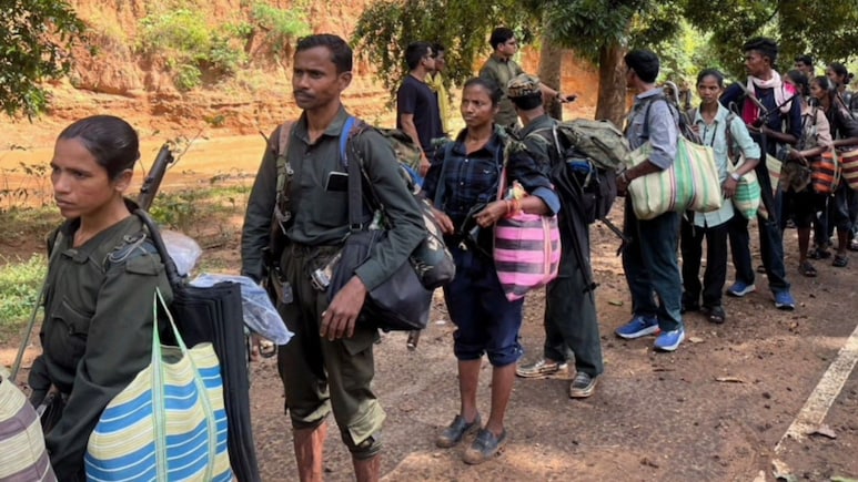 Naxalites News:  शरणागती सुरुच! छत्तीसगडमध्ये 21 नक्षलवाद्यांचे 18 शस्त्रांसह आत्मसमर्पण