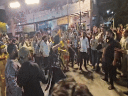 Rajasthan: राम-लक्ष्मण से युद्ध लड़ते रावण हो गया बेहोश, कंधों पर उठाकर लोगों ने संभाला - देखिए Video Rajasthan: राम-लक्ष्मण से युद्ध लड़ते रावण हो गया बेहोश, कंधों पर उठाकर लोगों ने संभाला - देखिए Video