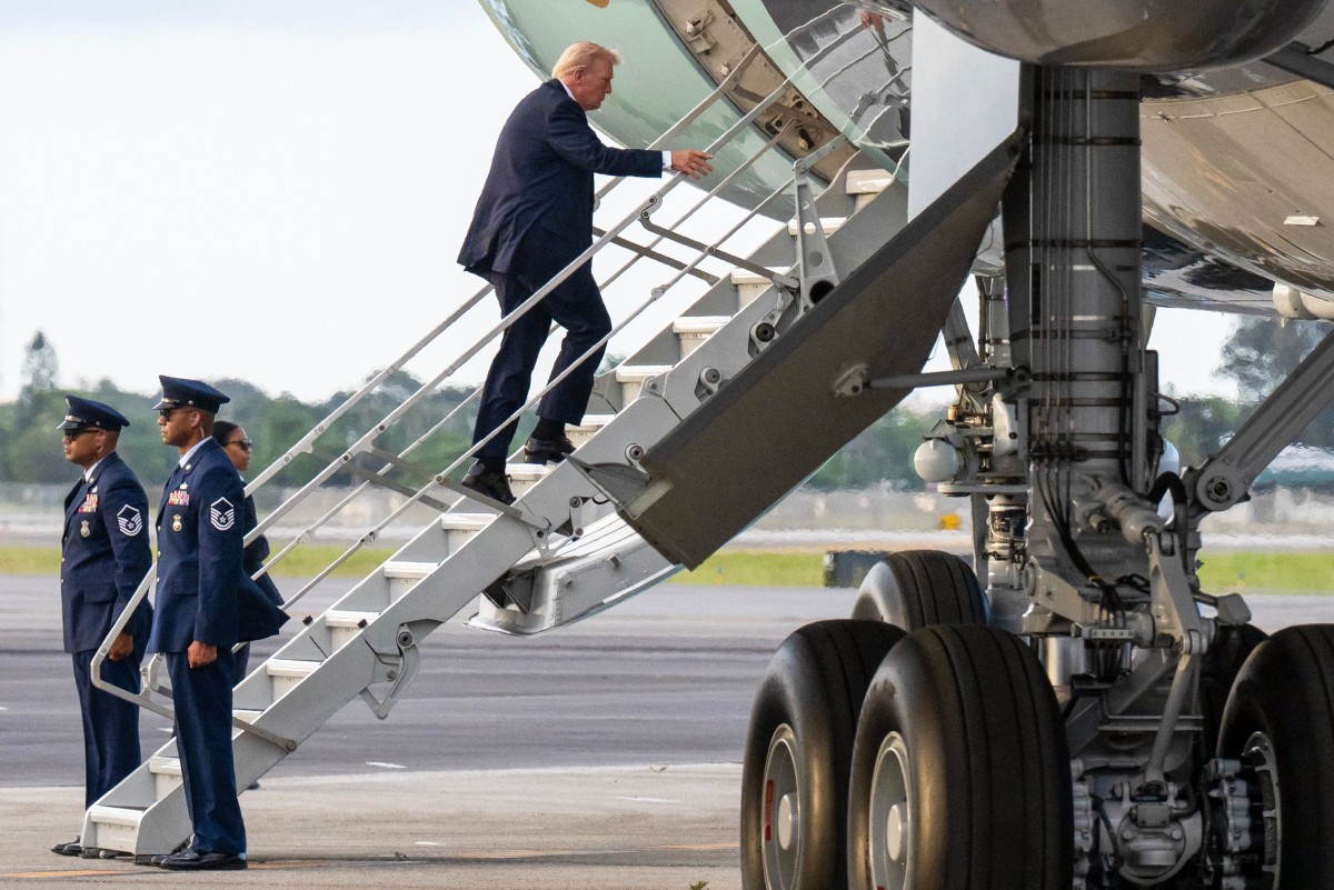 FBI Probes Hunting Stand With Direct View Of Trump&#039;s Air Force One Exit