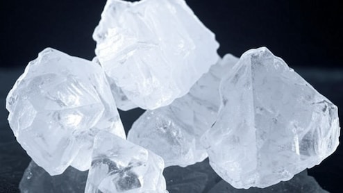 फिटकरी: दाग-धब्बों और पिंपल्स से पाएं छुटकारा, जानिए इस्तेमाल का सही तरीका