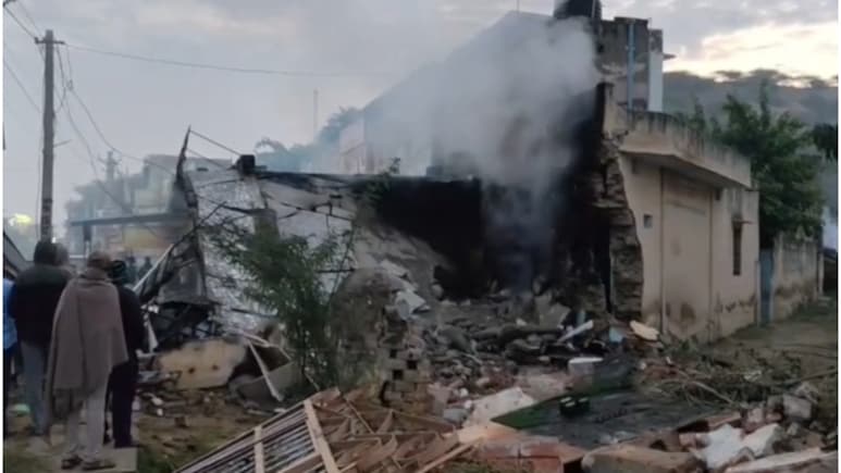 Rajasthan: झुंझुनूं में बड़ा हादसा! हार्डवेयर की दुकान में भयंकर विस्फोट, 60 फीट दूर गिरा शटर; दुकानदार की दर्दनाक मौत Rajasthan: झुंझुनूं में बड़ा हादसा! हार्डवेयर की दुकान में भयंकर विस्फोट, 60 फीट दूर गिरा शटर; दुकानदार की दर्दनाक मौत