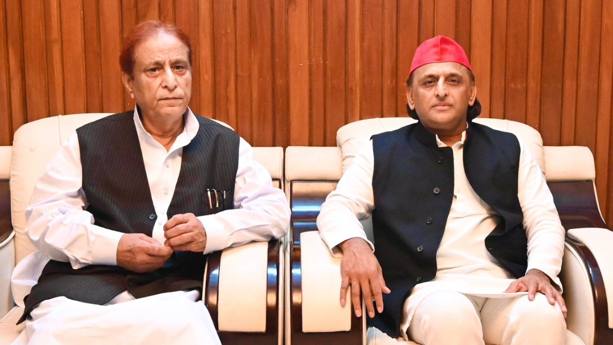 हाथ में हाथ डालकर दोस्तों की तरह मिले अखिलेश-आजम, बंद कमरे में क्या बातें हुई?