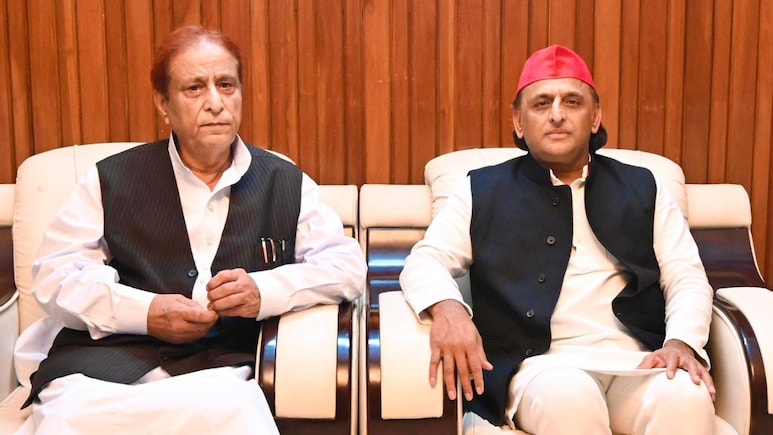 हाथ में हाथ डालकर दोस्तों की तरह मिले अखिलेश-आजम, बंद कमरे में क्या बातें हुई?