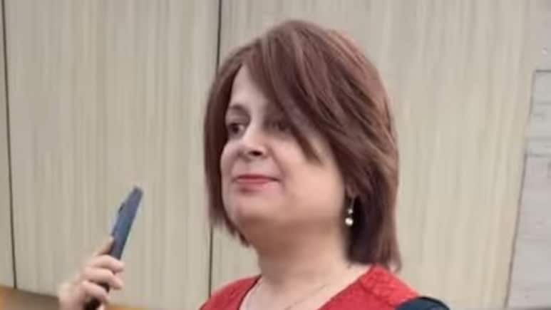 बॉबी डार्लिंग को लड़खड़ाकर चलते देख फैन्स परेशान, वीडियो में साफ दिखी तकलीफ, लोग बोले- भगवान शक्ति दें...