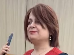 बॉबी डार्लिंग को लड़खड़ाकर चलते देख फैन्स परेशान, VIDEO में साफ दिखी तकलीफ, लोग बोले- हे भगवान... बॉबी डार्लिंग को लड़खड़ाकर चलते देख फैन्स परेशान, VIDEO में साफ दिखी तकलीफ, लोग बोले- हे भगवान...