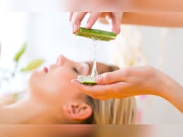 Hair Care Tips: अॅलोव्हेरा थेट केसांवर लावू शकतो का? 99% लोकांना योग्य पद्धत माहितीच नाही Hair Care Tips: अॅलोव्हेरा थेट केसांवर लावू शकतो का? 99% लोकांना योग्य पद्धत माहितीच नाही