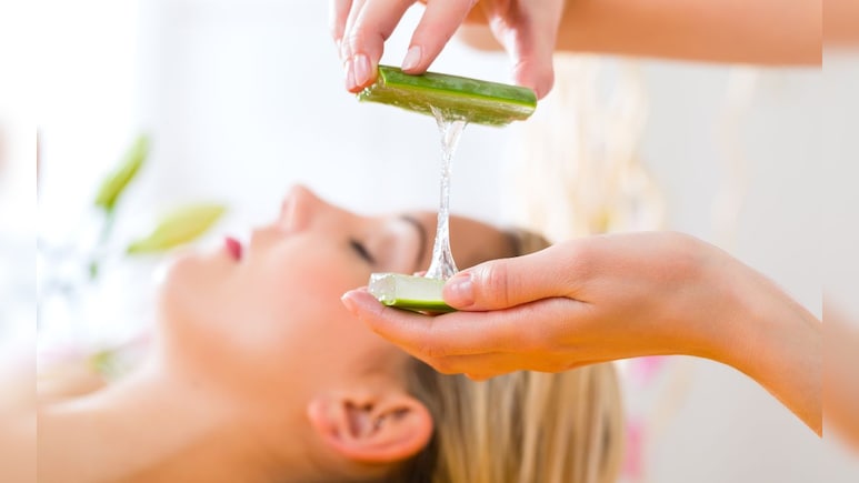 Hair Care Tips: अॅलोव्हेरा थेट केसांवर लावू शकतो का? 99% लोकांना योग्य पद्धत माहितीच नाही Hair Care Tips: अॅलोव्हेरा थेट केसांवर लावू शकतो का? 99% लोकांना योग्य पद्धत माहितीच नाही