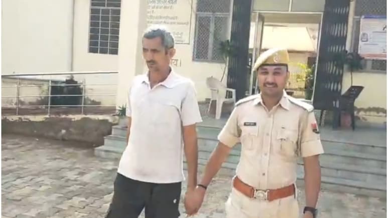 Rajasthan: कांस्टेबल पिता की मौत के बाद 3 साल तक पेंशन उठाता रहा बेटा, बैंक में जमा किए फर्जी सर्टिफिकेट, ऐसे हुआ भंडाफोड़ Rajasthan: कांस्टेबल पिता की मौत के बाद 3 साल तक पेंशन उठाता रहा बेटा, बैंक में जमा किए फर्जी सर्टिफिकेट, ऐसे हुआ भंडाफोड़
