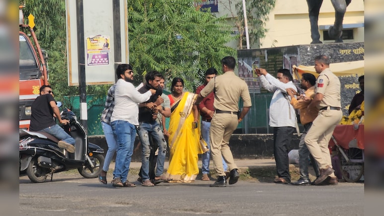 रंगे हाथ पकड़ा तो प्रेमिका के पति का मार डाला, फिर भागने की फिराक में थे दोनों लवर्स; फिल्मी स्टाइल में पकड़ा रंगे हाथ पकड़ा तो प्रेमिका के पति का मार डाला, फिर भागने की फिराक में थे दोनों लवर्स; फिल्मी स्टाइल में पकड़ा