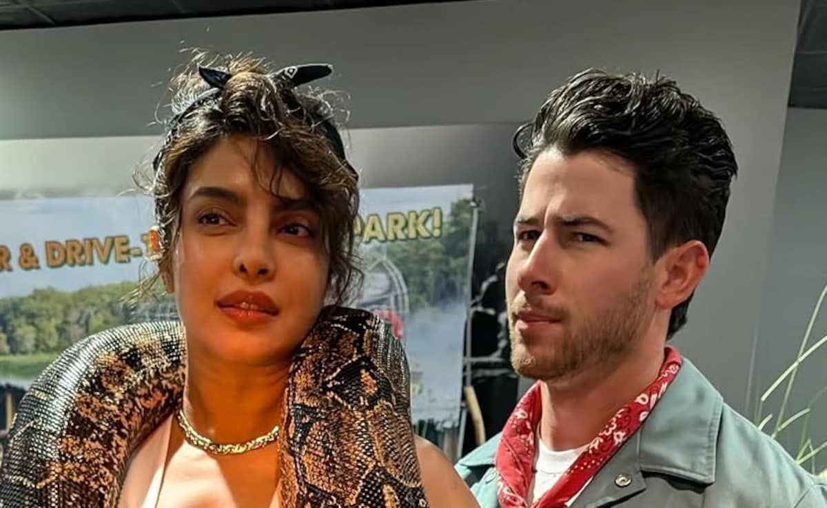 फिर से पुराने शौक की ओर लौटीं प्रियंका चोपड़ा, गले में अजगर डाल पति संग दिए पोज