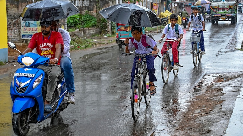मोंथा का कहर! UP के 17 जिलों में आज झमाझम बारिश, बिहार के 20 जिलों में भी अलर्ट, जानें दिल्ली का हाल