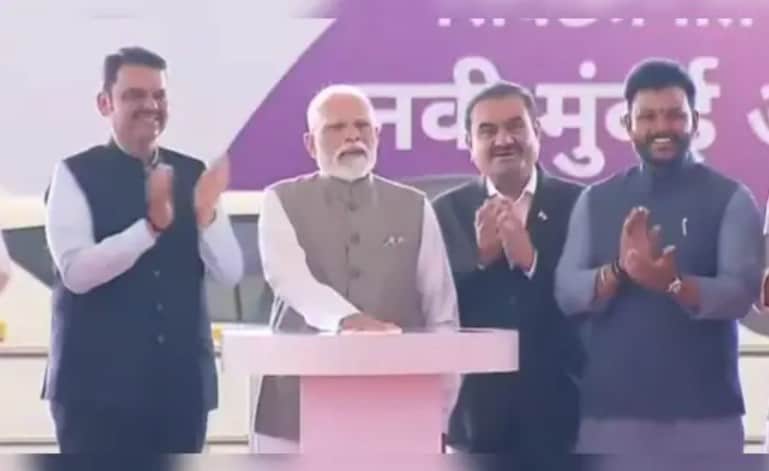 नवी मुंबई इंटरनेशनल एयरपोर्ट के उद्घाटन अवसर पर पीएम मोदी के साथ उपस्थित महाराष्ट्र के मुख्यमंत्री देवेंद्र फडणवीस, केंद्रीय मंत्री किंजरापु राममोहन नायडू और अदाणी ग्रुप के चेयरमैन गौतम अदाणी. नवी मुंबई इंटरनेशनल एयरपोर्ट के उद्घाटन अवसर पर पीएम मोदी के साथ उपस्थित महाराष्ट्र के मुख्यमंत्री देवेंद्र फडणवीस, केंद्रीय मंत्री किंजरापु राममोहन नायडू और अदाणी ग्रुप के चेयरमैन गौतम अदाणी.