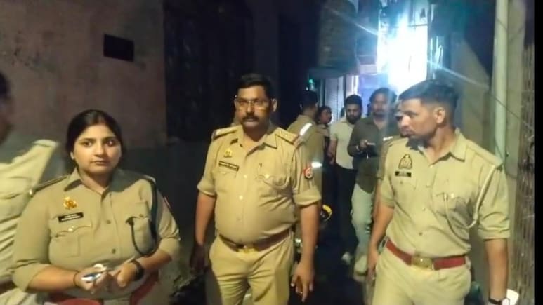 दीपावली से पहले बारूद के ढेर पर कानपुर, फिर बरामद हुआ कई क्विंटल का जखीरा दीपावली से पहले बारूद के ढेर पर कानपुर, फिर बरामद हुआ कई क्विंटल का जखीरा