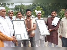 स्टंट राइडिंग में दोनों हाथ छोड़कर दौड़ाई बाइक तो बन गया गजब रिकॉर्ड 