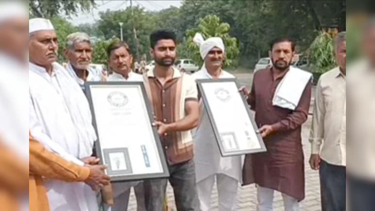 स्टंट राइडिंग में दोनों हाथ छोड़कर दौड़ाई बाइक तो बन गया गजब रिकॉर्ड  स्टंट राइडिंग में दोनों हाथ छोड़कर दौड़ाई बाइक तो बन गया गजब रिकॉर्ड