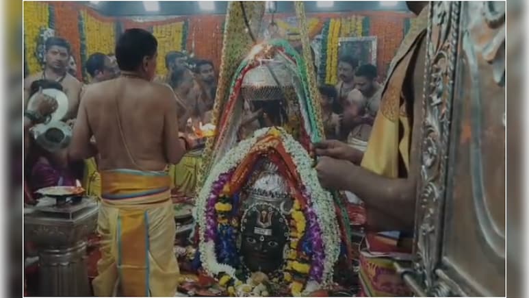 बाबा महाकाल का आज से गर्म जल से होगा स्नान, आरती में फुलझड़ी जलाकर मनाई दीपावली बाबा महाकाल का आज से गर्म जल से होगा स्नान, आरती में फुलझड़ी जलाकर मनाई दीपावली