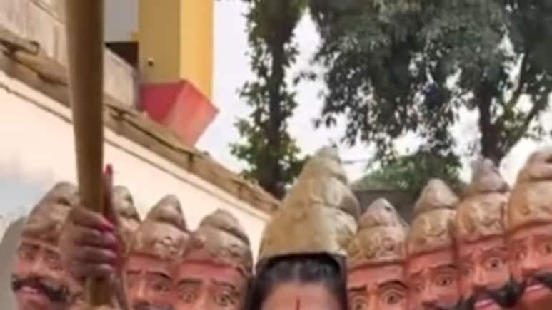 सड़कों पर रावण के 10 सिर लगाए घूमती दिखीं राखी सावंत, दशहरा पर छम्मक छल्लो गाने पर डांस वीडियो किया शेयर