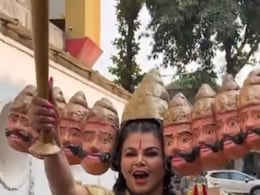 सड़कों पर रावण के 10 सिर लगाए घूमती दिखीं राखी सावंत, दशहरा पर छम्मक छल्लो गाने पर डांस वीडियो किया शेयर सड़कों पर रावण के 10 सिर लगाए घूमती दिखीं राखी सावंत, दशहरा पर छम्मक छल्लो गाने पर डांस वीडियो किया शेयर