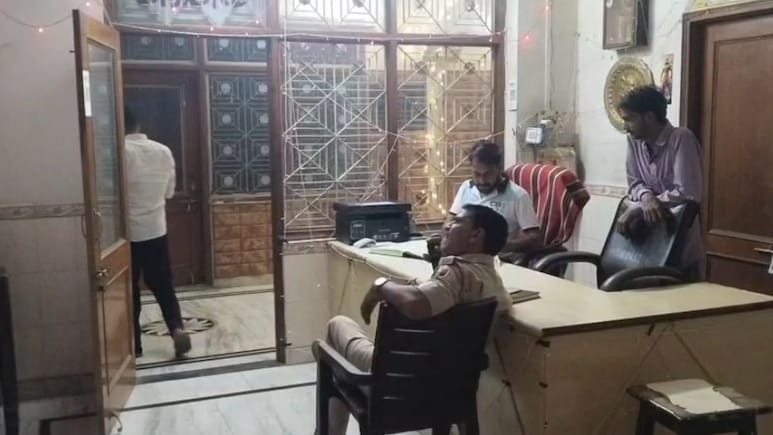 मेहंदीपुर बालाजी में रहस्यमयी तरीके से 3 नाबालिग लड़कियां लापता, श्रद्धालुओं को लगाती थीं तिलक मेहंदीपुर बालाजी में रहस्यमयी तरीके से 3 नाबालिग लड़कियां लापता, श्रद्धालुओं को लगाती थीं तिलक