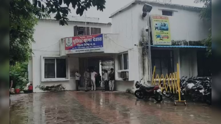 MP News: सरकारी स्कूल में शिक्षक की डर्टी हरकत, छात्राओं को मोबाइल पर दिखाता था अश्लील वीडियो MP News: सरकारी स्कूल में शिक्षक की डर्टी हरकत, छात्राओं को मोबाइल पर दिखाता था अश्लील वीडियो