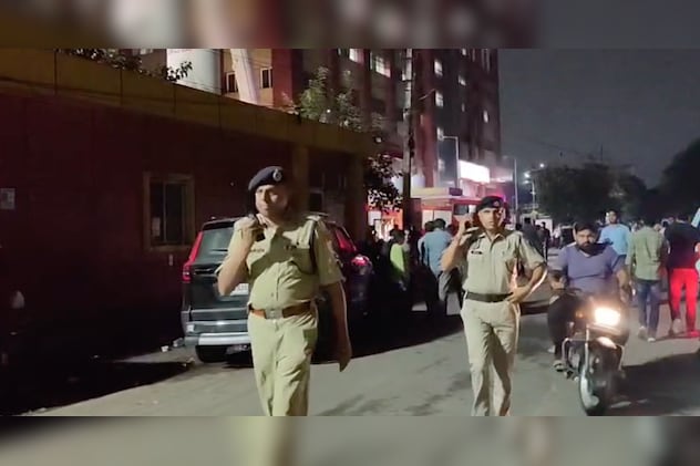 जयपुर के पुलिस कमिश्नर बीजू जोसफ ने खुद संभाला मोर्चा जयपुर के पुलिस कमिश्नर बीजू जोसफ ने खुद संभाला मोर्चा