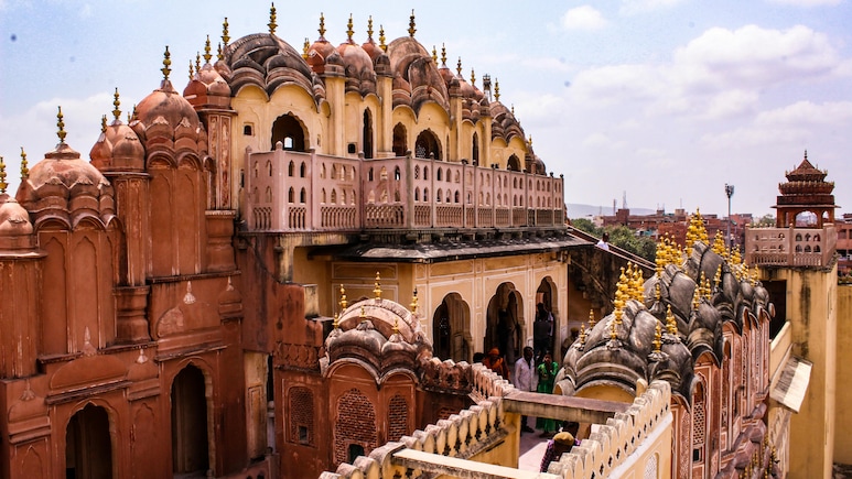 6 Winter Getaways Near Delhi Under Rupees 10,000 For A Cosy, Budget Escape 6 Winter Getaways Near Delhi Under Rupees 10,000 For A Cosy, Budget Escape