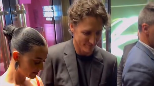 13 साल बड़े नेता को डेट कर रही एक्ट्रेस ने हाथों में हाथ डाले ऑफिशियल किया रिश्ता! 4 गुना है खुद का नेटवर्थ