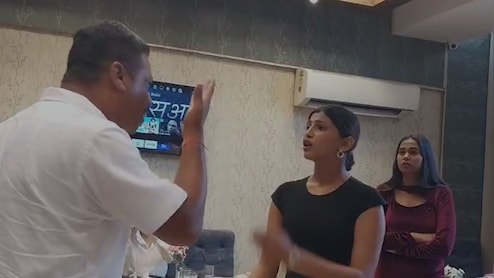 ऋषिकेश में 'वेस्टर्न कपड़ों' पर बवाल! रैंप वॉक ऑडिशन को लेकर हिंदू संगठनों और युवतियों के बीच तीखी नोकझोंक