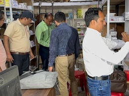 Raid: छिंदवाड़ा में ड्रग इंस्पेक्टर्स की बड़ी कार्रवाई, आयुष फार्मा और न्यू अपना फार्मा कंपनी पर छापा, कोल्ड्रिफ सिरप की420 बोतलें जब्त Raid: छिंदवाड़ा में ड्रग इंस्पेक्टर्स की बड़ी कार्रवाई, आयुष फार्मा और न्यू अपना फार्मा कंपनी पर छापा, कोल्ड्रिफ सिरप की420 बोतलें जब्त