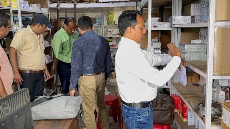 Raid: छिंदवाड़ा में ड्रग इंस्पेक्टर्स की बड़ी कार्रवाई, आयुष फर्मा और न्यू अपना फर्मा कंपनी पर छापा, कोल्ड्रिफ सिरप की420 बोतलें जब्त Raid: छिंदवाड़ा में ड्रग इंस्पेक्टर्स की बड़ी कार्रवाई, आयुष फर्मा और न्यू अपना फर्मा कंपनी पर छापा, कोल्ड्रिफ सिरप की420 बोतलें जब्त