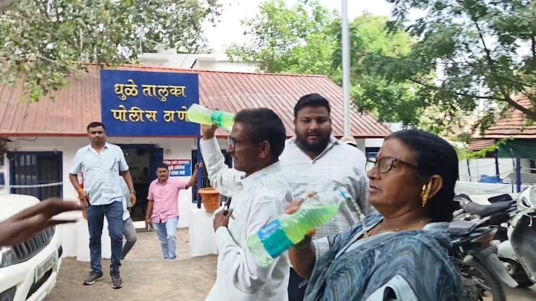 Dhule News: धुळे हादरले! पोलिसांनी गुन्हेगारांना पाठीशी घातले? सरपंच दाम्पत्याचा डिझेल ओतून आत्मदहनाचा प्रयत्न Dhule News: धुळे हादरले! पोलिसांनी गुन्हेगारांना पाठीशी घातले? सरपंच दाम्पत्याचा डिझेल ओतून आत्मदहनाचा प्रयत्न