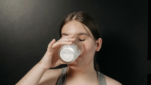 रोज-रोज दूध पीने से क्या होगा, जानें दूध पीने से कौन सी बीमारी दूर होती है?